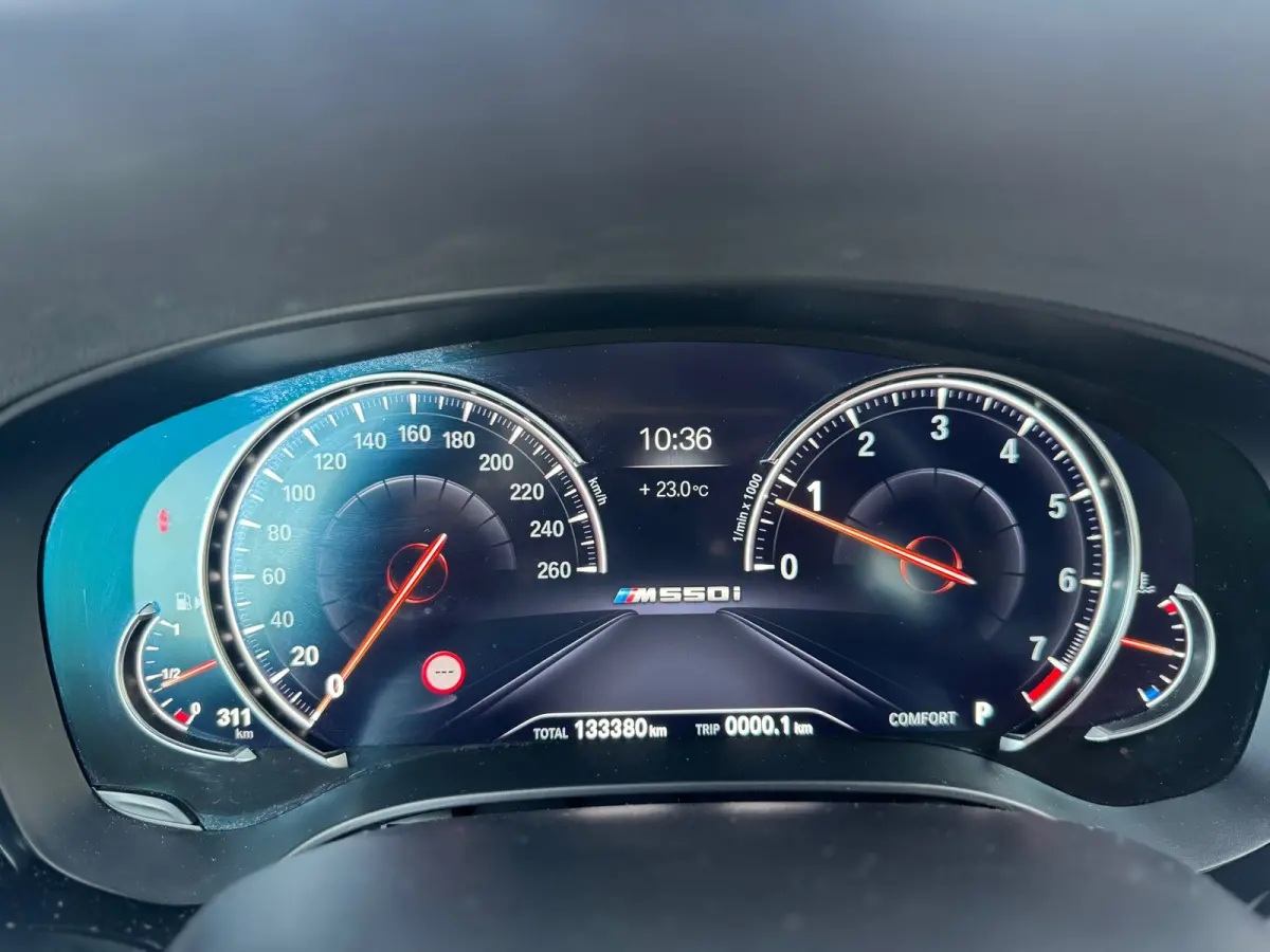 M550i xDrive High Executive Massage-Head Up