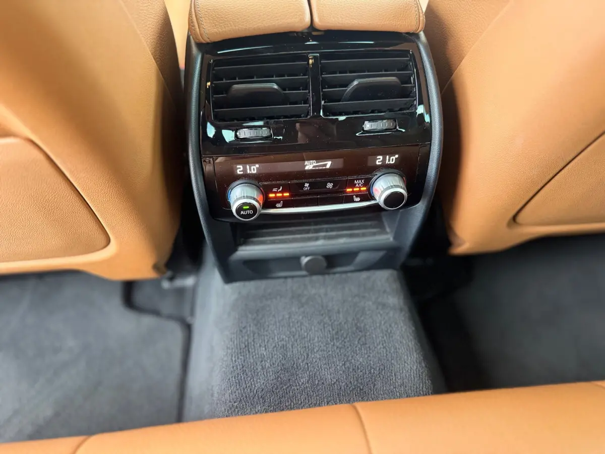 M550i xDrive High Executive Massage-Head Up