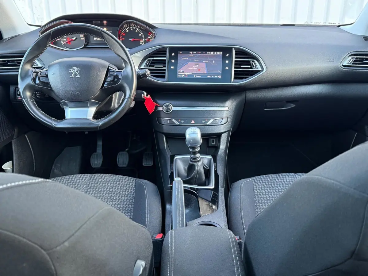 1.2 PureTech Executive Trekhaak,AppleCarplay,ClimateControl,Navi,Pano,PDC,CruiseControl,N.A.P!Apk tot 04-08-2027!