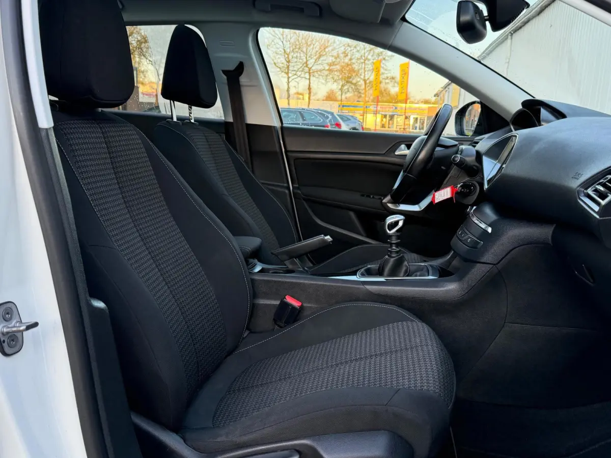 1.2 PureTech Executive Trekhaak,AppleCarplay,ClimateControl,Navi,Pano,PDC,CruiseControl,N.A.P!Apk tot 04-08-2027!