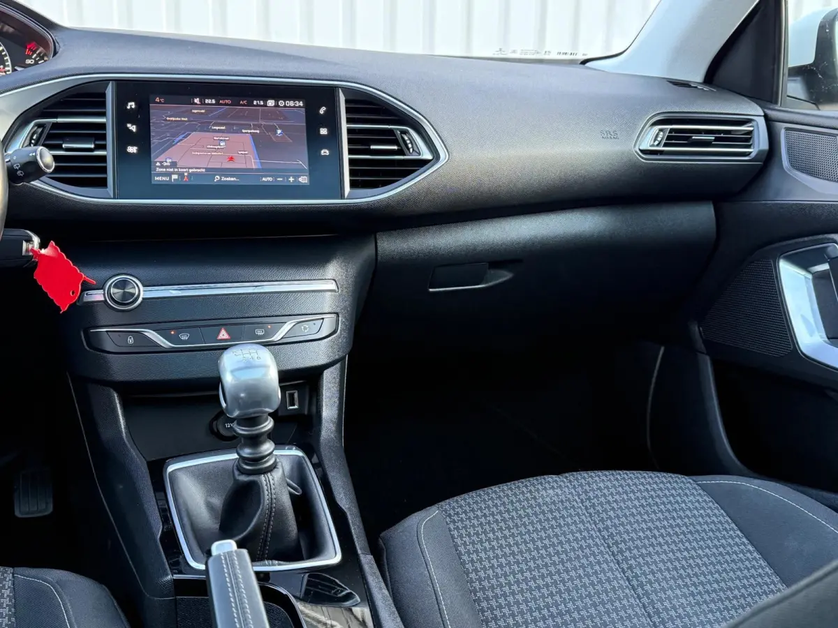 1.2 PureTech Executive Trekhaak,AppleCarplay,ClimateControl,Navi,Pano,PDC,CruiseControl,N.A.P!Apk tot 04-08-2027!