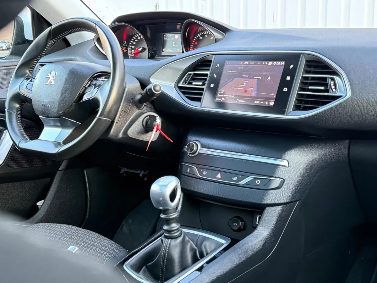 1.2 PureTech Executive Trekhaak,AppleCarplay,ClimateControl,Navi,Pano,PDC,CruiseControl,N.A.P!Apk tot 04-08-2027!