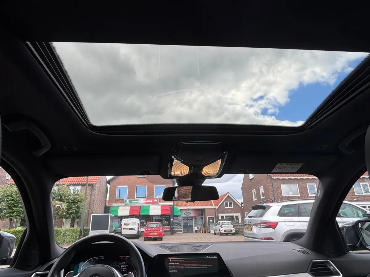 318i Business Edition, M-Sport, Schuifkanteldak, Individual kleur, Sportstoelen, Stoelverwarming,
