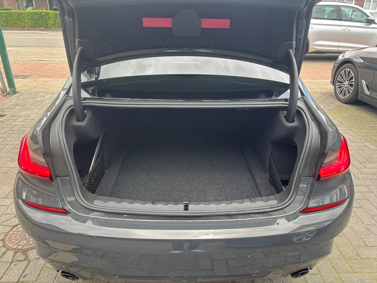 318i Business Edition, M-Sport, Schuifkanteldak, Individual kleur, Sportstoelen, Stoelverwarming,