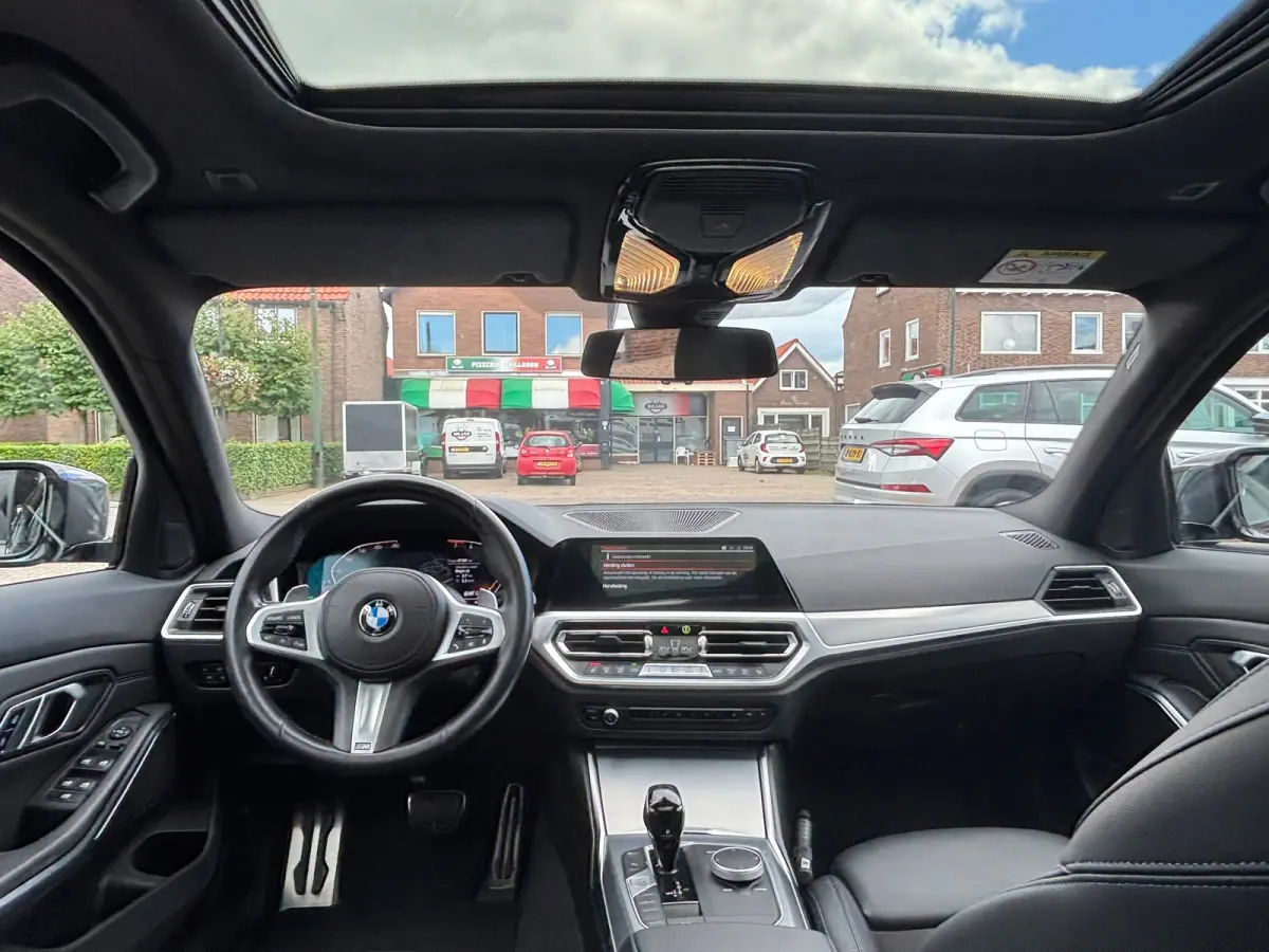 318i Business Edition, M-Sport, Schuifkanteldak, Individual kleur, Sportstoelen, Stoelverwarming,