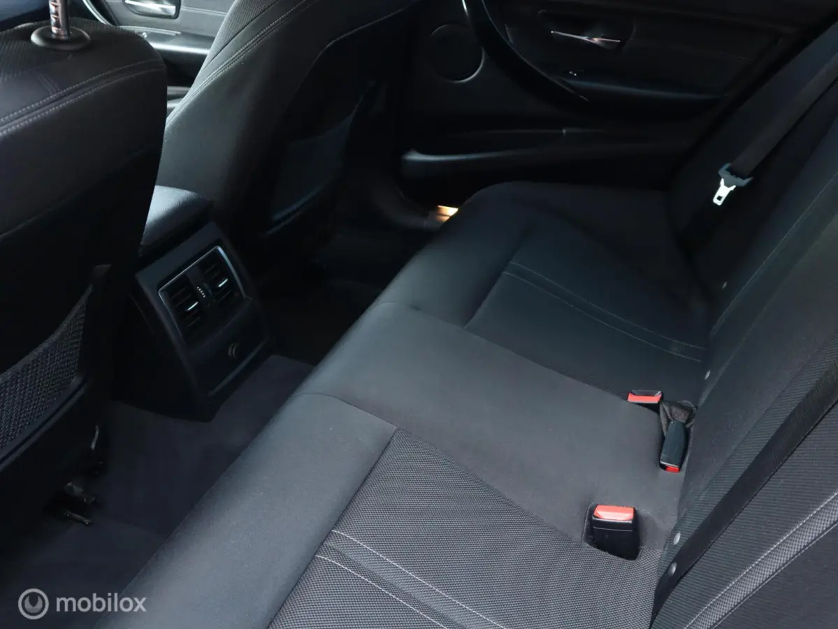 318i Executive LED|18" LMV| CarPlay|LED|Navi|Donker Glas|Chroom