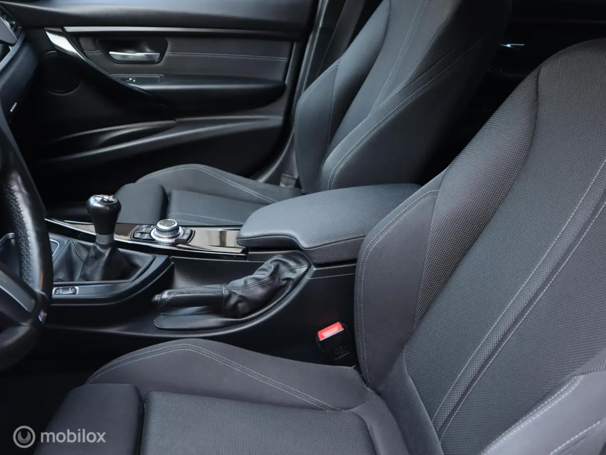 318i Executive LED|18" LMV| CarPlay|LED|Navi|Donker Glas|Chroom