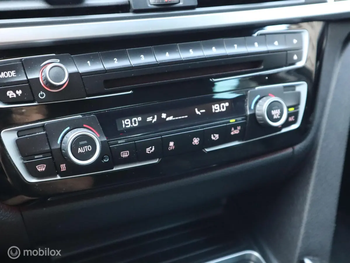 318i Executive LED|18" LMV| CarPlay|LED|Navi|Donker Glas|Chroom