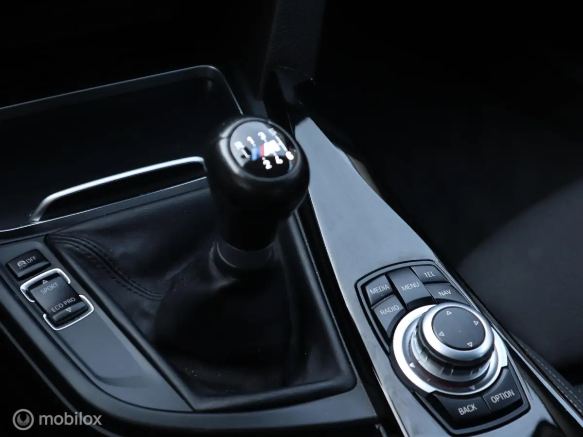 318i Executive LED|18" LMV| CarPlay|LED|Navi|Donker Glas|Chroom