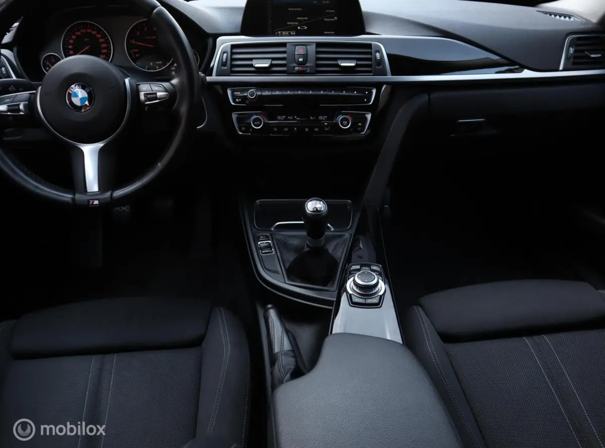 318i Executive LED|18" LMV| CarPlay|LED|Navi|Donker Glas|Chroom