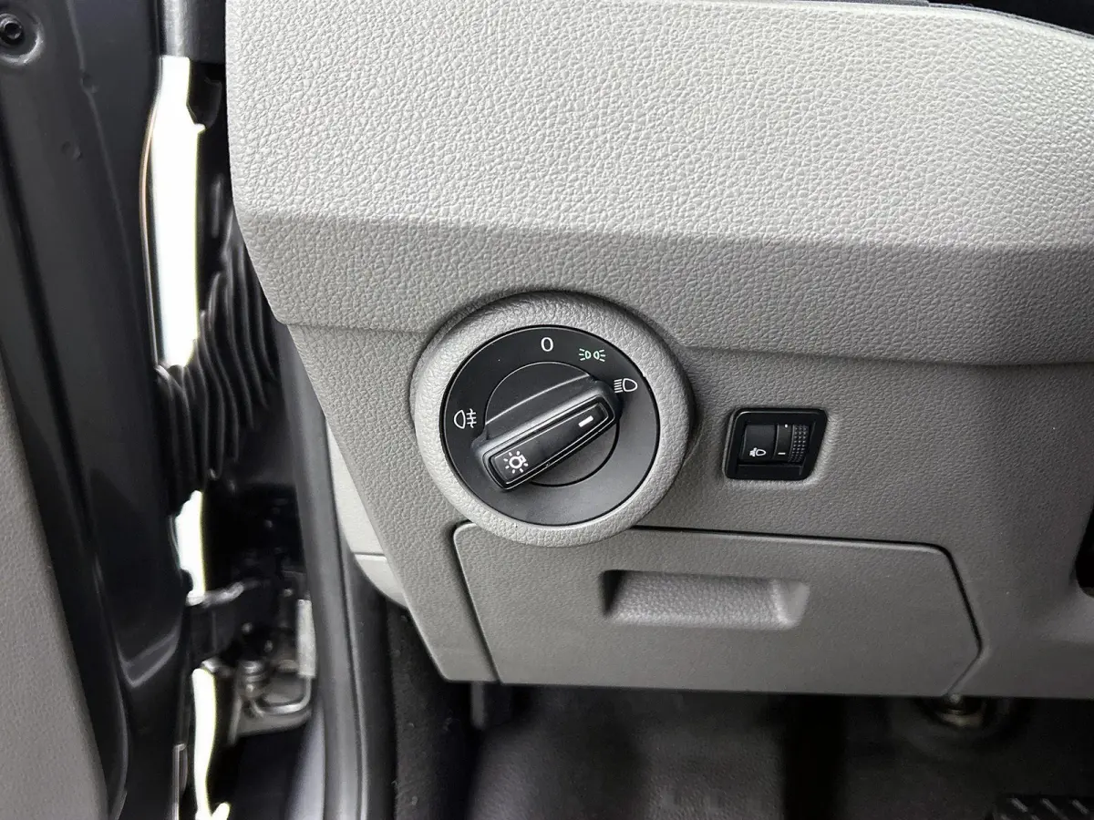 2.0 TDI L2H1 150 PK | Automaat | Airco | Voorstoelen verwarmd | Trekhaak | 9 zits | Radio | Navigatie |