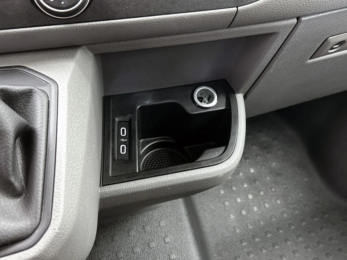 2.0 TDI L2H1 150 PK | Automaat | Airco | Voorstoelen verwarmd | Trekhaak | 9 zits | Radio | Navigatie |