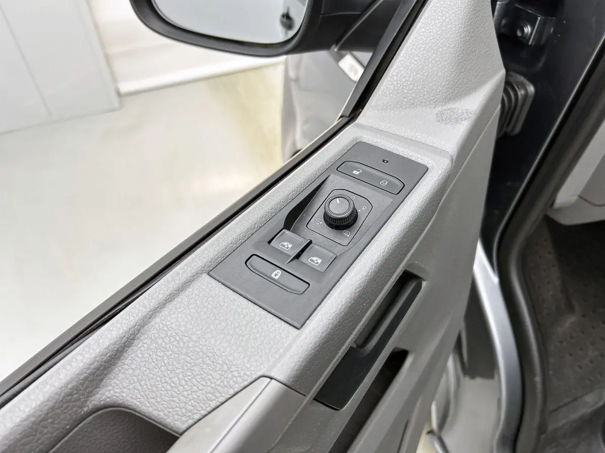 2.0 TDI L2H1 150 PK | Automaat | Airco | Voorstoelen verwarmd | Trekhaak | 9 zits | Radio | Navigatie |