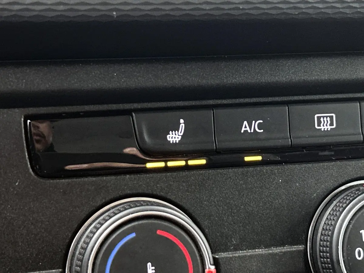 2.0 TDI L2H1 150 PK | Automaat | Airco | Voorstoelen verwarmd | Trekhaak | 9 zits | Radio | Navigatie |