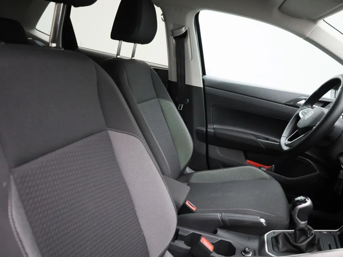 1.0 TSI Life Edition | Parkeersensoren achter | Achteruitrijcamera | Apple Carplay draadloos | Android Auto draadloos | Digitale cockpit | 15 inch lichtmetalen velgen |  Vierseizoensbanden
