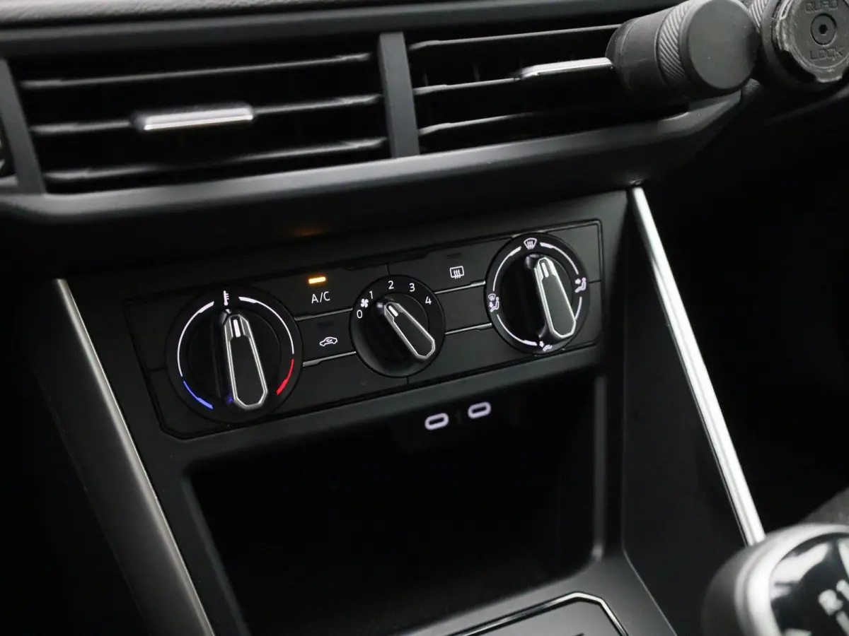 1.0 TSI Life Edition | Parkeersensoren achter | Achteruitrijcamera | Apple Carplay draadloos | Android Auto draadloos | Digitale cockpit | 15 inch lichtmetalen velgen |  Vierseizoensbanden