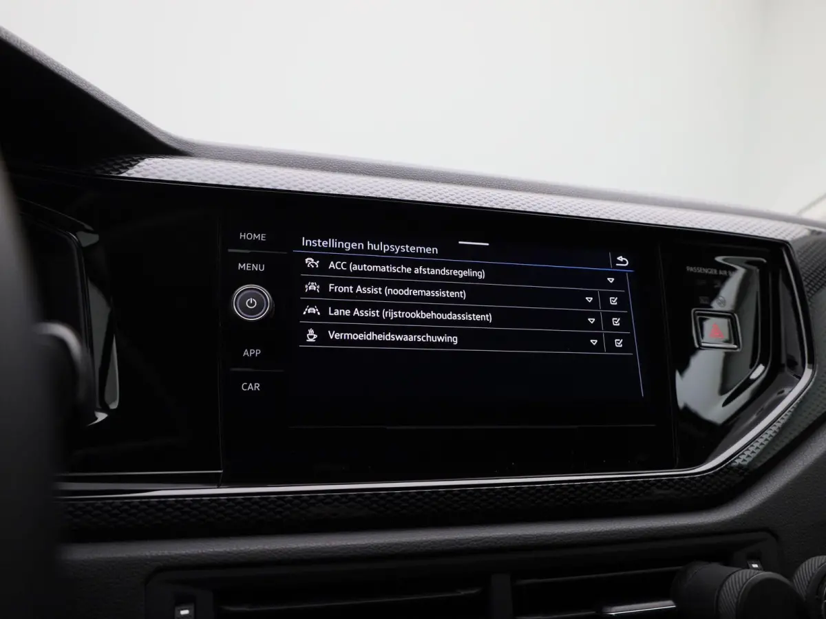 1.0 TSI Life Edition | Parkeersensoren achter | Achteruitrijcamera | Apple Carplay draadloos | Android Auto draadloos | Digitale cockpit | 15 inch lichtmetalen velgen |  Vierseizoensbanden