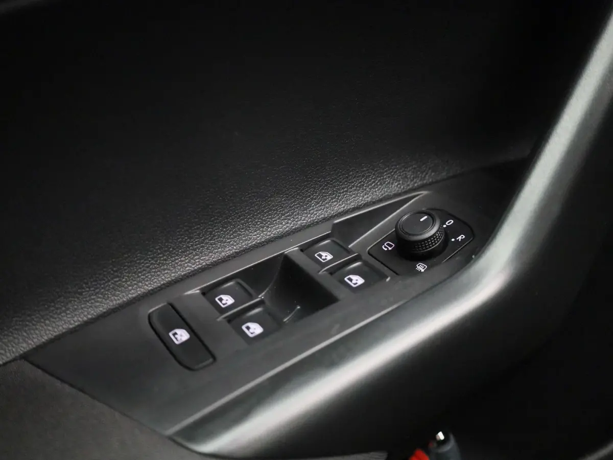 1.0 TSI Life Edition | Parkeersensoren achter | Achteruitrijcamera | Apple Carplay draadloos | Android Auto draadloos | Digitale cockpit | 15 inch lichtmetalen velgen |  Vierseizoensbanden