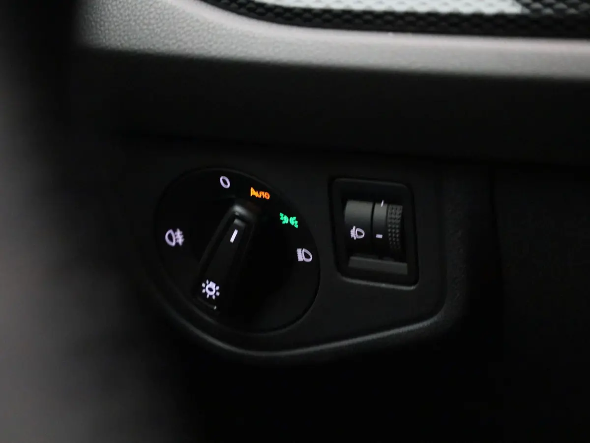 1.0 TSI Life Edition | Parkeersensoren achter | Achteruitrijcamera | Apple Carplay draadloos | Android Auto draadloos | Digitale cockpit | 15 inch lichtmetalen velgen |  Vierseizoensbanden