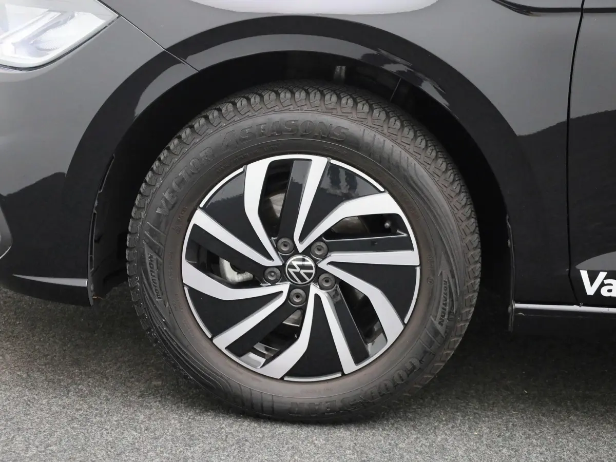 1.0 TSI Life Edition | Parkeersensoren achter | Achteruitrijcamera | Apple Carplay draadloos | Android Auto draadloos | Digitale cockpit | 15 inch lichtmetalen velgen |  Vierseizoensbanden