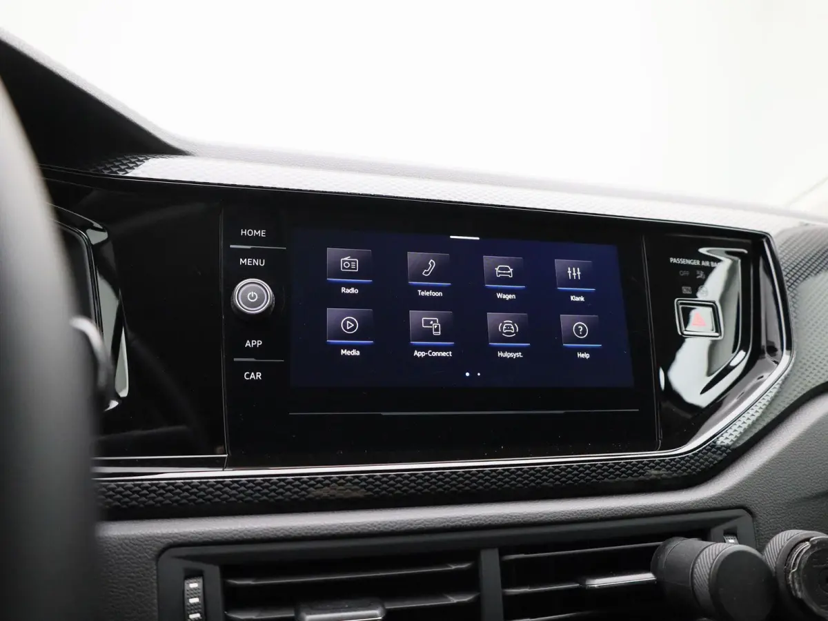 1.0 TSI Life Edition | Parkeersensoren achter | Achteruitrijcamera | Apple Carplay draadloos | Android Auto draadloos | Digitale cockpit | 15 inch lichtmetalen velgen |  Vierseizoensbanden