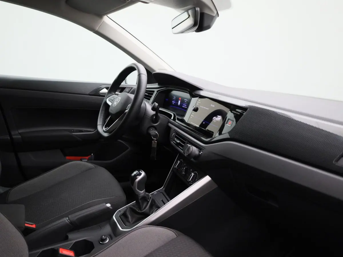 1.0 TSI Life Edition | Parkeersensoren achter | Achteruitrijcamera | Apple Carplay draadloos | Android Auto draadloos | Digitale cockpit | 15 inch lichtmetalen velgen |  Vierseizoensbanden