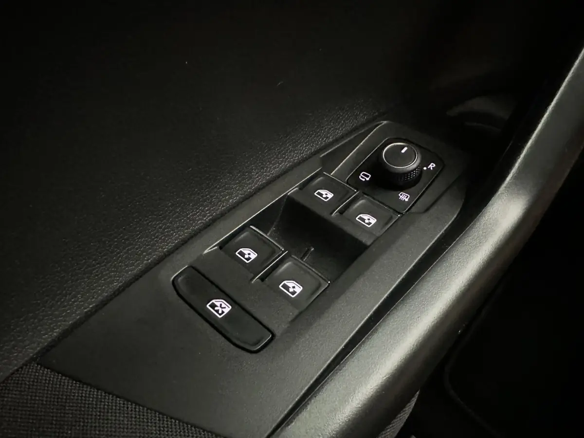 1.0 TSI R-Line Business | Dak| IQ Light| Keyless| Navi|