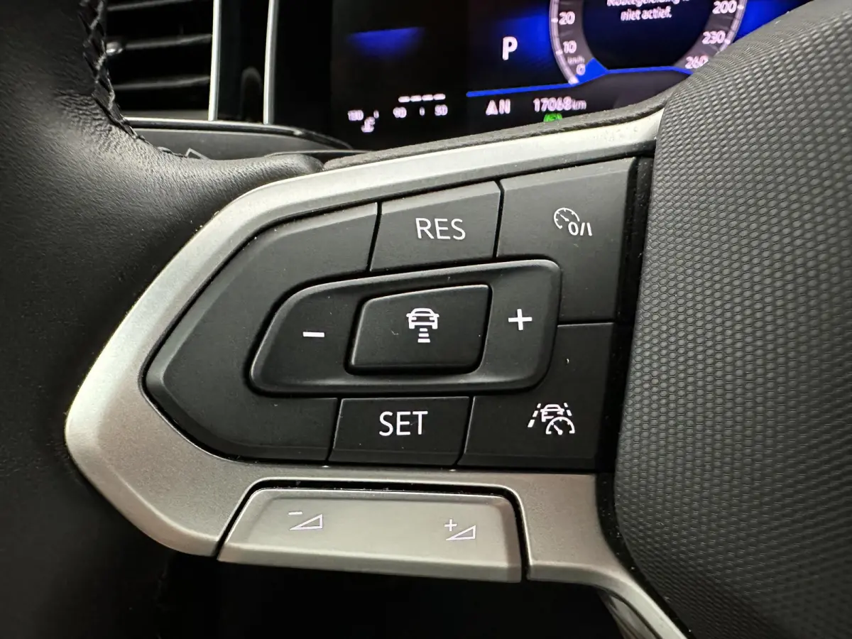 1.0 TSI R-Line Business | Dak| IQ Light| Keyless| Navi|