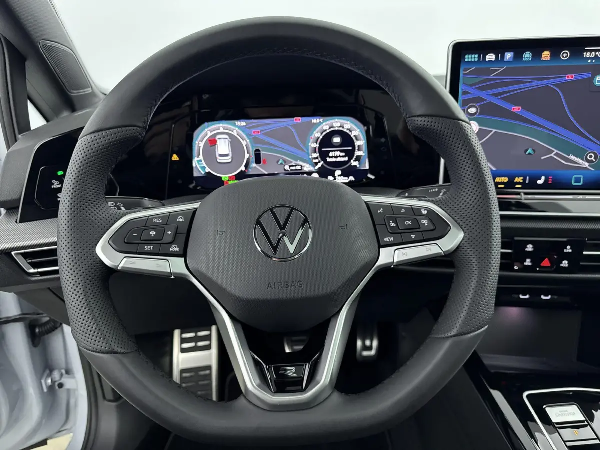 1.5 eTSI R-Line Edition | Panoramadak | Black Style Pakket | 19" Lichtmetalen Velgen | Elektrische Achterklep | Stoelverwarming | Carplay | 360 Camera | LED Matrix | all weather banden |