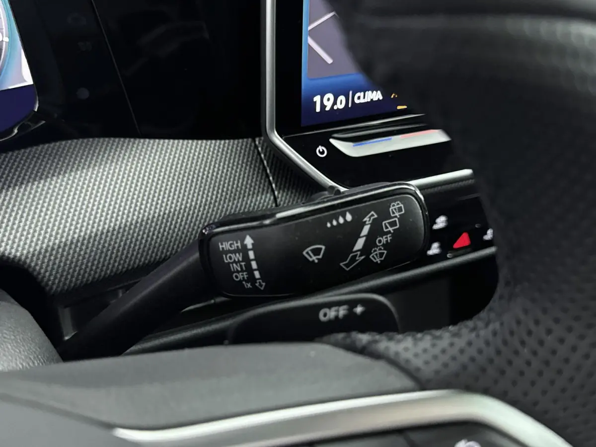 1.5 eTSI R-Line Edition | Panoramadak | Black Style Pakket | 19" Lichtmetalen Velgen | Elektrische Achterklep | Stoelverwarming | Carplay | 360 Camera | LED Matrix | all weather banden |