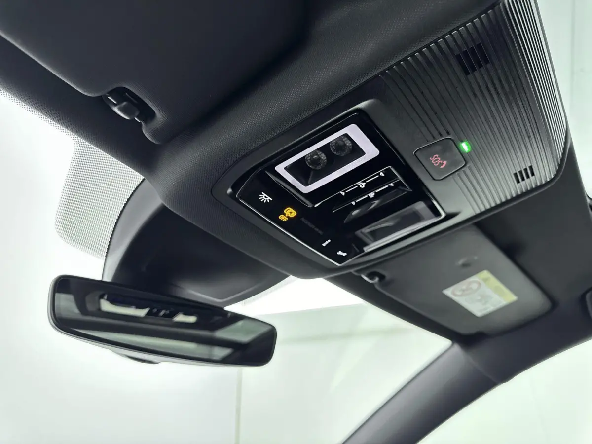 1.5 eTSI R-Line Edition | Panoramadak | Black Style Pakket | 19" Lichtmetalen Velgen | Elektrische Achterklep | Stoelverwarming | Carplay | 360 Camera | LED Matrix | all weather banden |