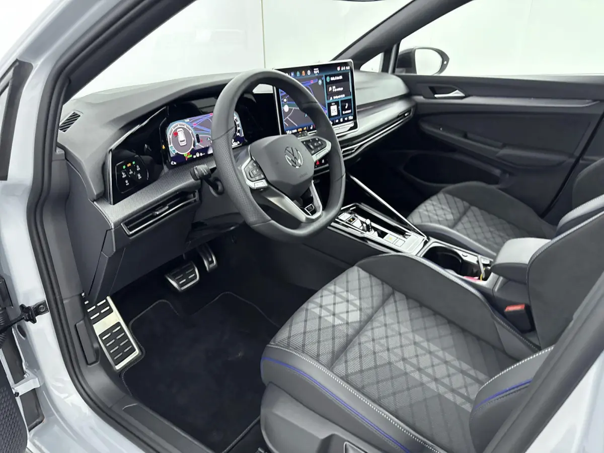 1.5 eTSI R-Line Edition | Panoramadak | Black Style Pakket | 19" Lichtmetalen Velgen | Elektrische Achterklep | Stoelverwarming | Carplay | 360 Camera | LED Matrix | all weather banden |