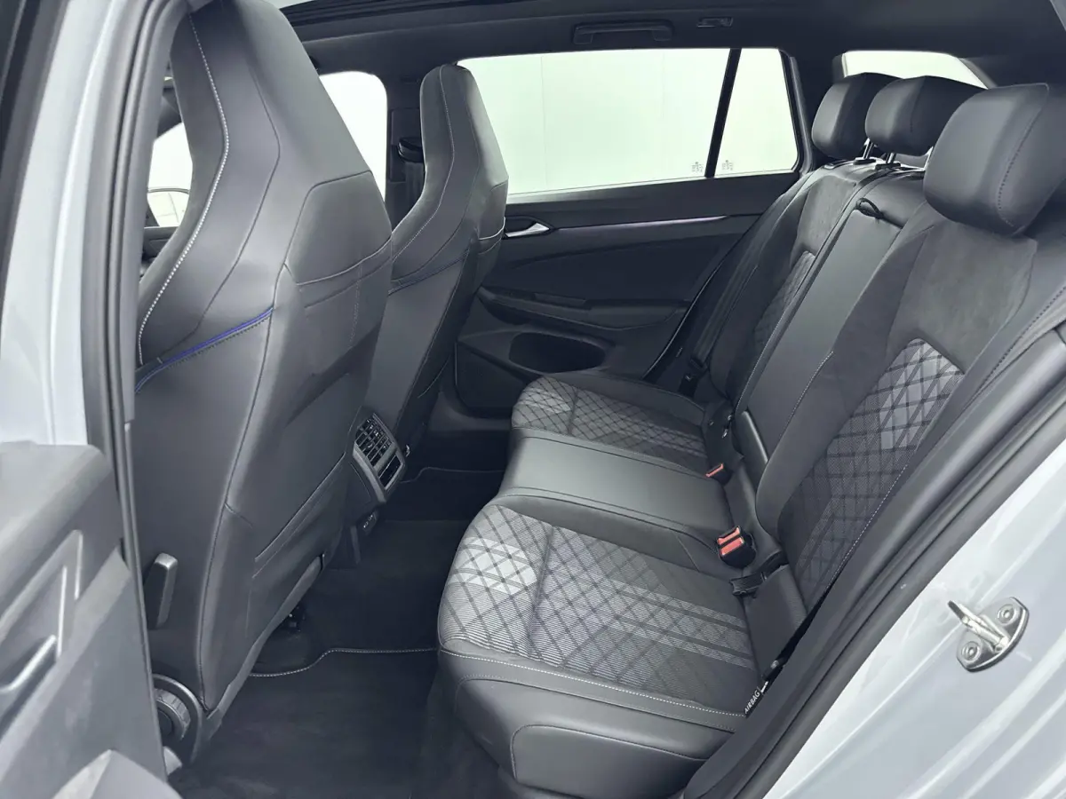 1.5 eTSI R-Line Edition | Panoramadak | Black Style Pakket | 19" Lichtmetalen Velgen | Elektrische Achterklep | Stoelverwarming | Carplay | 360 Camera | LED Matrix | all weather banden |