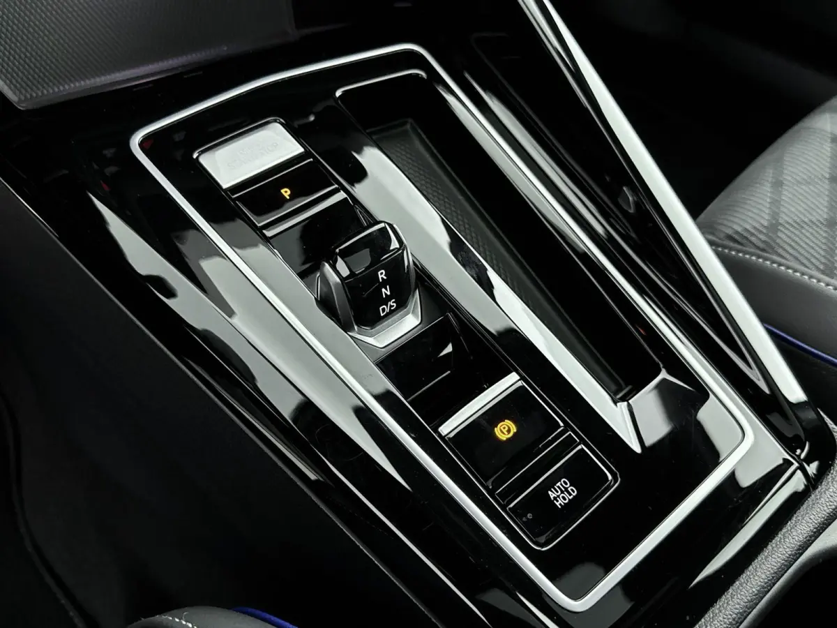 1.5 eTSI R-Line Edition | Panoramadak | Black Style Pakket | 19" Lichtmetalen Velgen | Elektrische Achterklep | Stoelverwarming | Carplay | 360 Camera | LED Matrix | all weather banden |