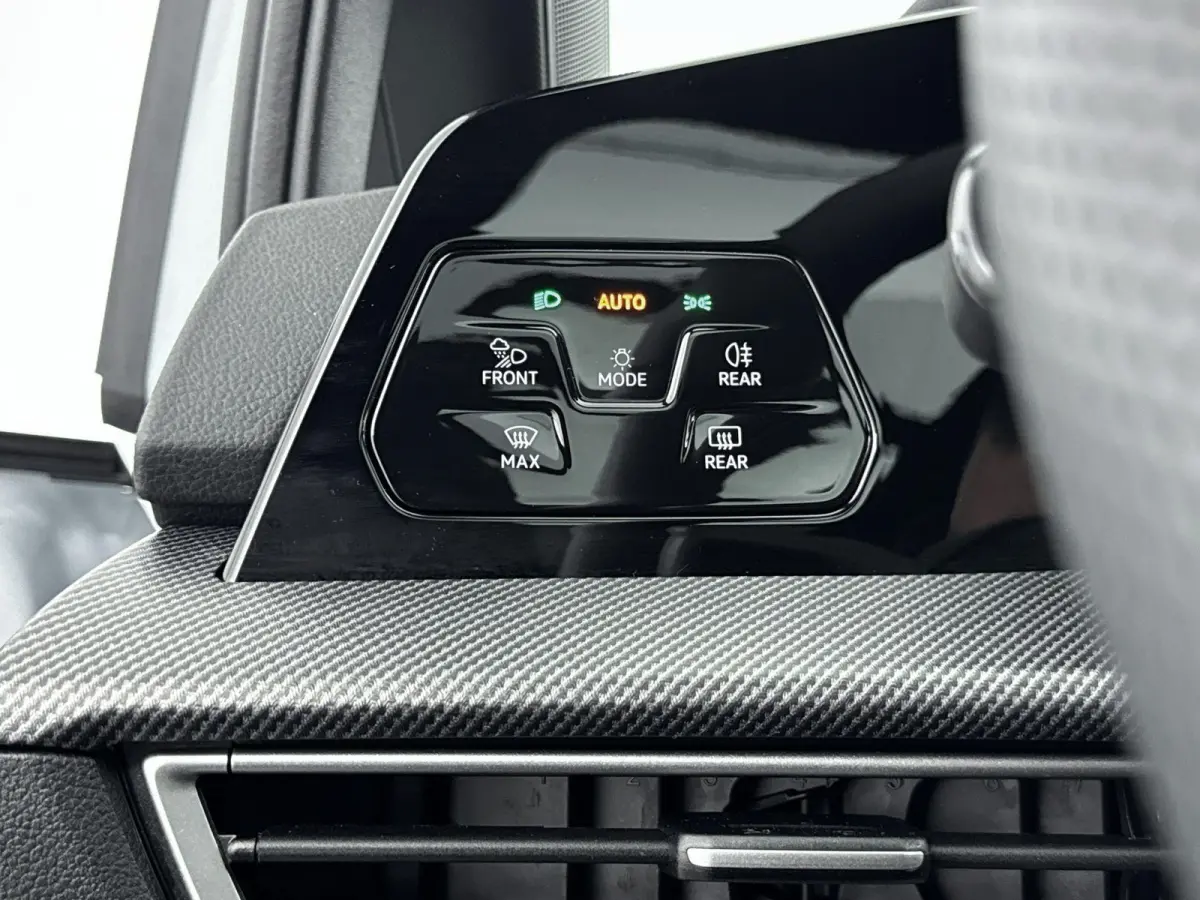 1.5 eTSI R-Line Edition | Panoramadak | Black Style Pakket | 19" Lichtmetalen Velgen | Elektrische Achterklep | Stoelverwarming | Carplay | 360 Camera | LED Matrix | all weather banden |