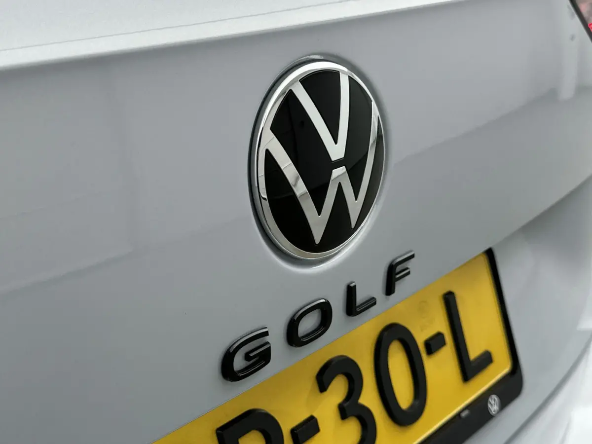 1.5 eTSI R-Line Edition | Panoramadak | Black Style Pakket | 19" Lichtmetalen Velgen | Elektrische Achterklep | Stoelverwarming | Carplay | 360 Camera | LED Matrix | all weather banden |
