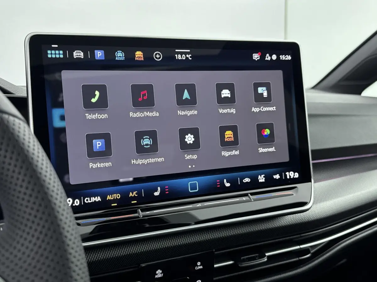 1.5 eTSI R-Line Edition | Panoramadak | Black Style Pakket | 19" Lichtmetalen Velgen | Elektrische Achterklep | Stoelverwarming | Carplay | 360 Camera | LED Matrix | all weather banden |