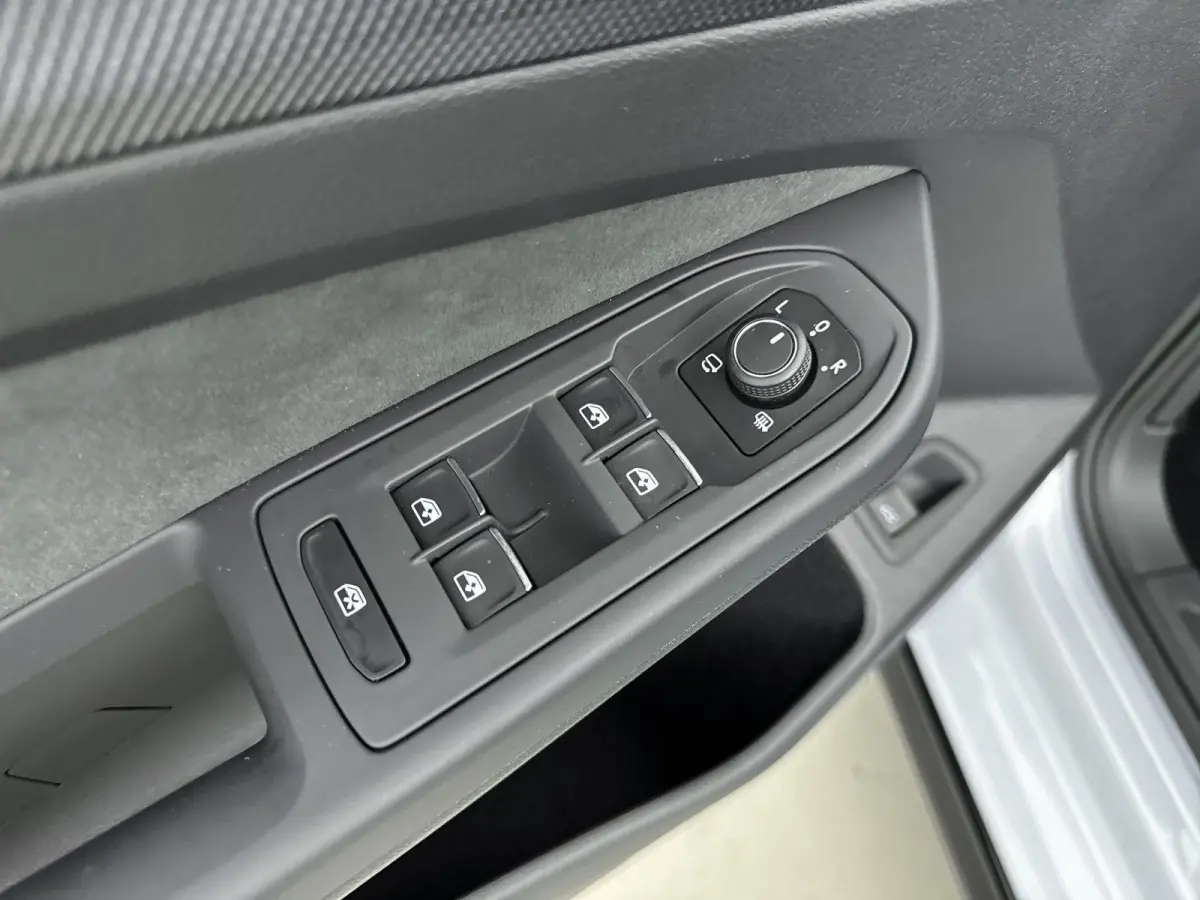1.5 eTSI R-Line Edition | Panoramadak | Black Style Pakket | 19" Lichtmetalen Velgen | Elektrische Achterklep | Stoelverwarming | Carplay | 360 Camera | LED Matrix | all weather banden |