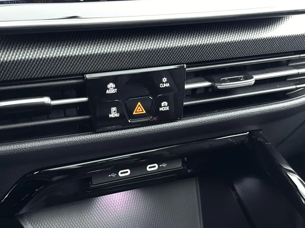 1.5 eTSI R-Line Edition | Panoramadak | Black Style Pakket | 19" Lichtmetalen Velgen | Elektrische Achterklep | Stoelverwarming | Carplay | 360 Camera | LED Matrix | all weather banden |