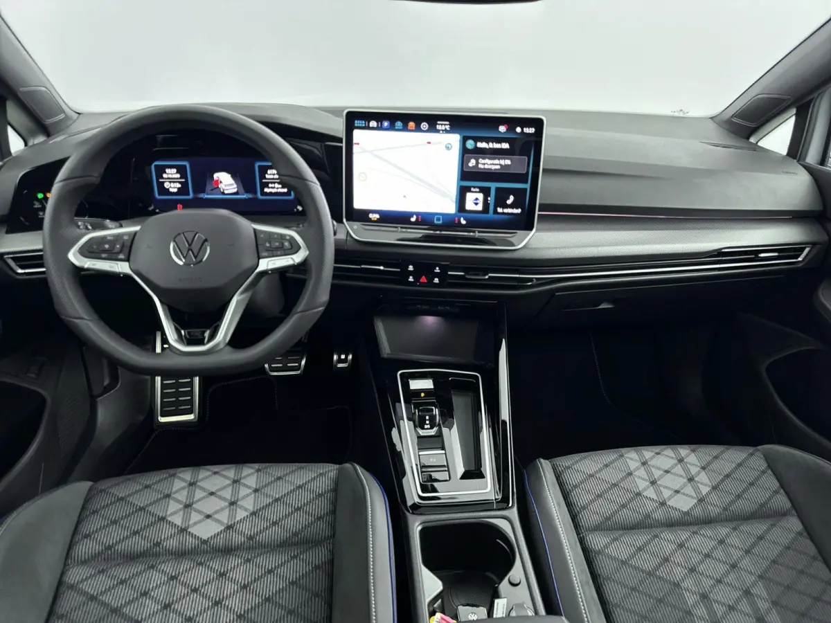 1.5 eTSI R-Line Edition | Panoramadak | Black Style Pakket | 19" Lichtmetalen Velgen | Elektrische Achterklep | Stoelverwarming | Carplay | 360 Camera | LED Matrix | all weather banden |