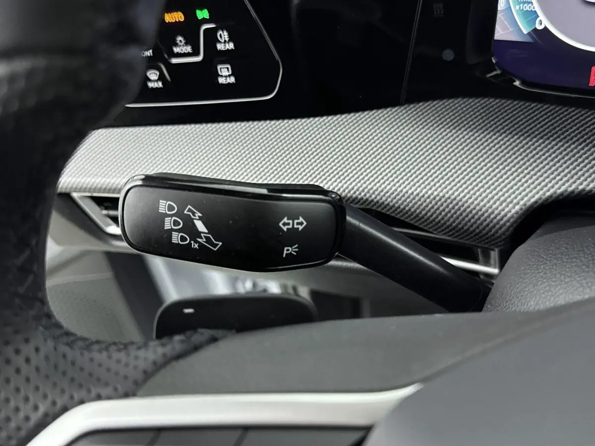 1.5 eTSI R-Line Edition | Panoramadak | Black Style Pakket | 19" Lichtmetalen Velgen | Elektrische Achterklep | Stoelverwarming | Carplay | 360 Camera | LED Matrix | all weather banden |