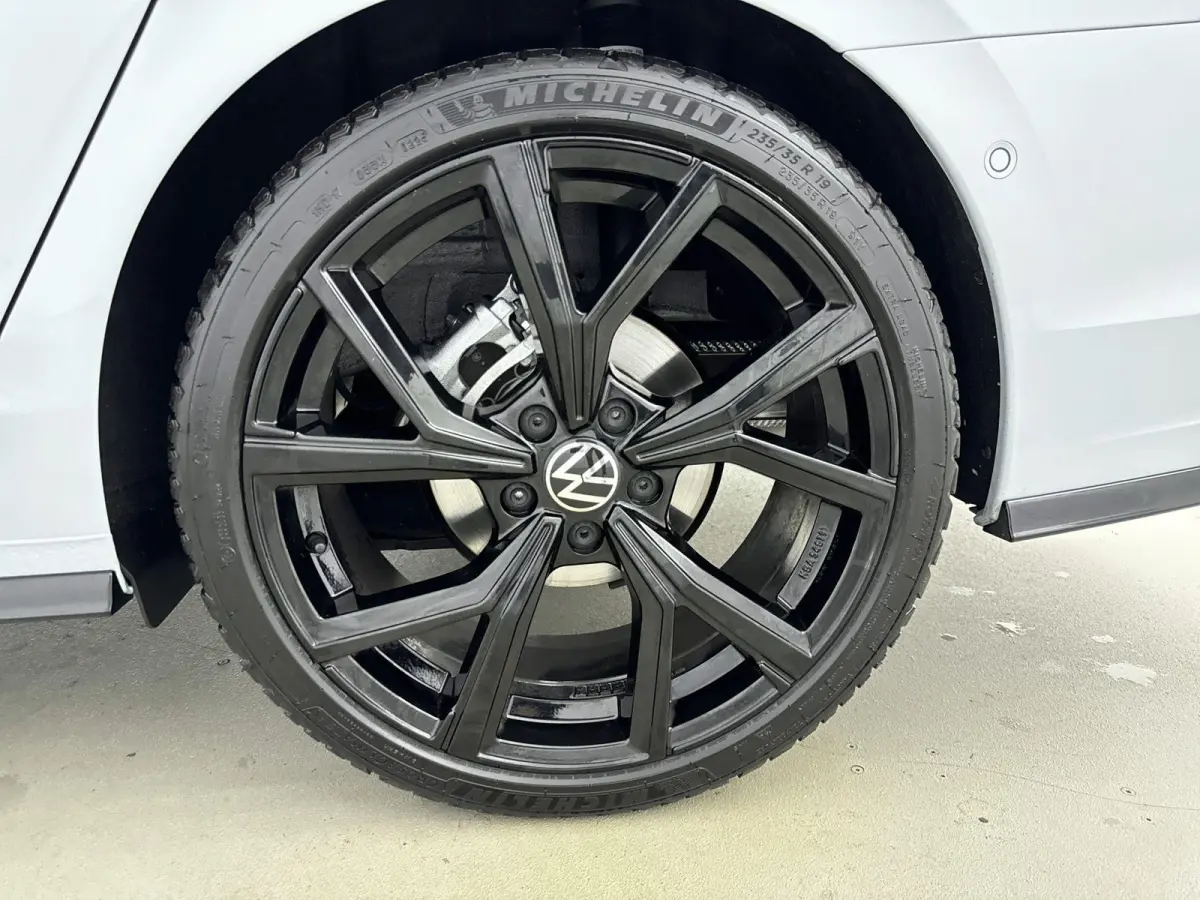 1.5 eTSI R-Line Edition | Panoramadak | Black Style Pakket | 19" Lichtmetalen Velgen | Elektrische Achterklep | Stoelverwarming | Carplay | 360 Camera | LED Matrix | all weather banden |