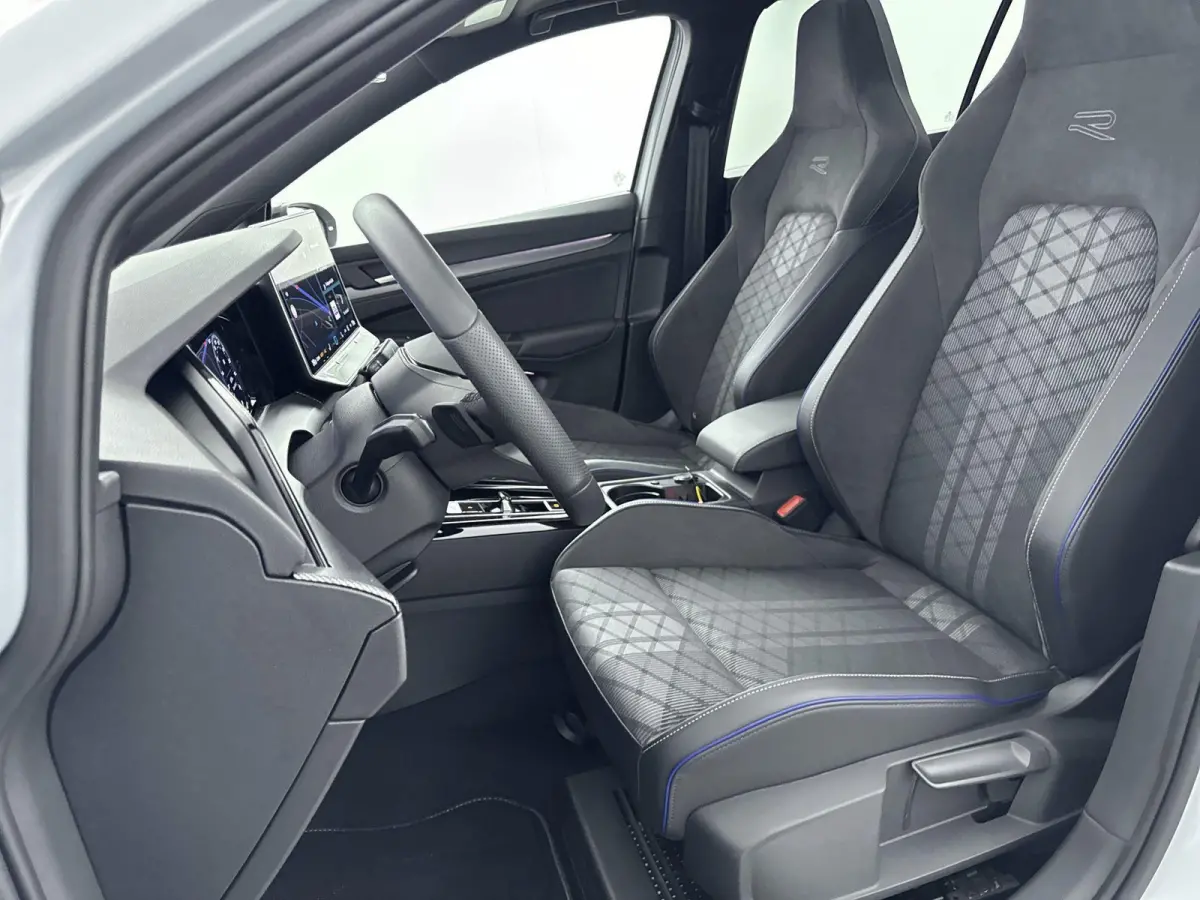1.5 eTSI R-Line Edition | Panoramadak | Black Style Pakket | 19" Lichtmetalen Velgen | Elektrische Achterklep | Stoelverwarming | Carplay | 360 Camera | LED Matrix | all weather banden |