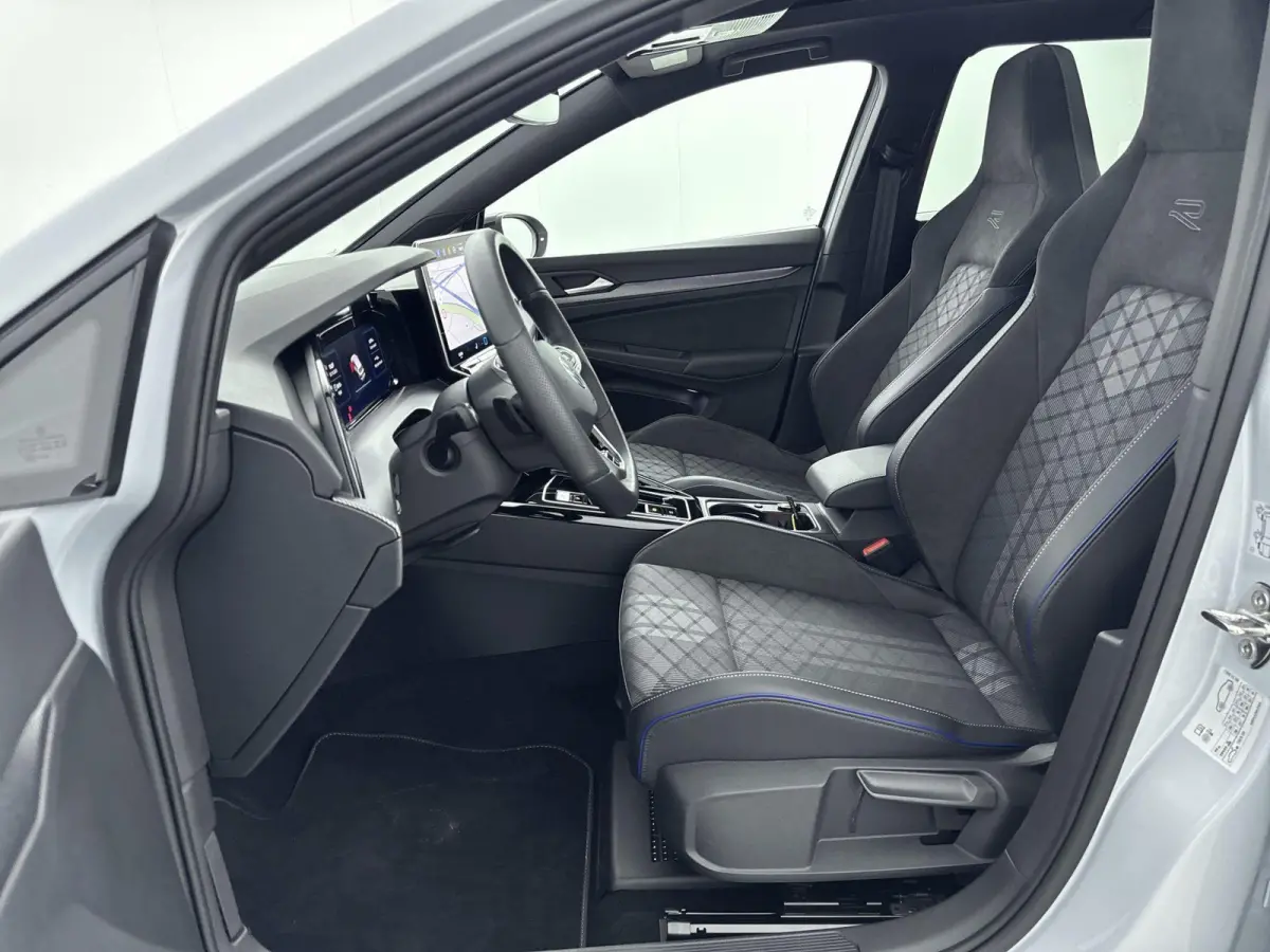 1.5 eTSI R-Line Edition | Panoramadak | Black Style Pakket | 19" Lichtmetalen Velgen | Elektrische Achterklep | Stoelverwarming | Carplay | 360 Camera | LED Matrix | all weather banden |