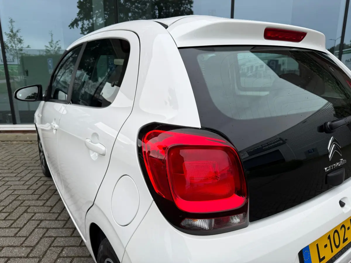 1.0 VTi Shine - Airco - Media Android/Apple - 15"LMV - Org.NL