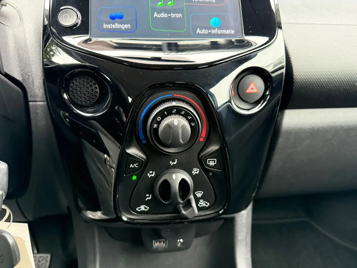 1.0 VTi Shine - Airco - Media Android/Apple - 15"LMV - Org.NL