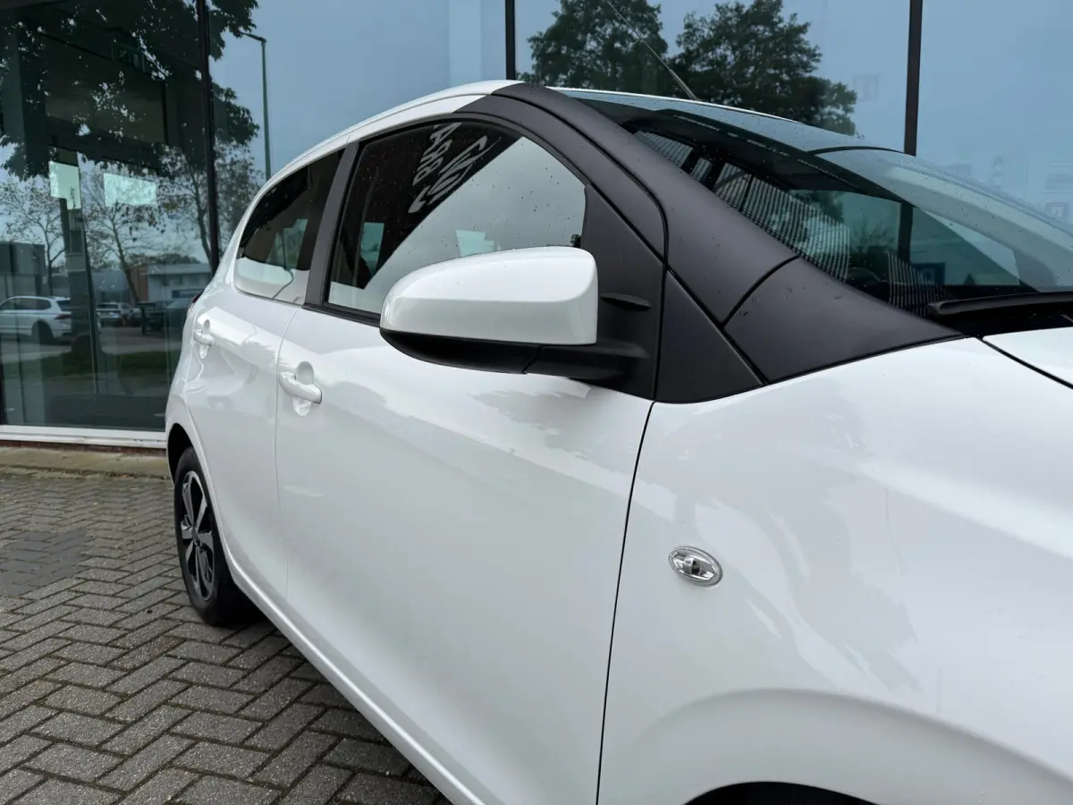 1.0 VTi Shine - Airco - Media Android/Apple - 15"LMV - Org.NL