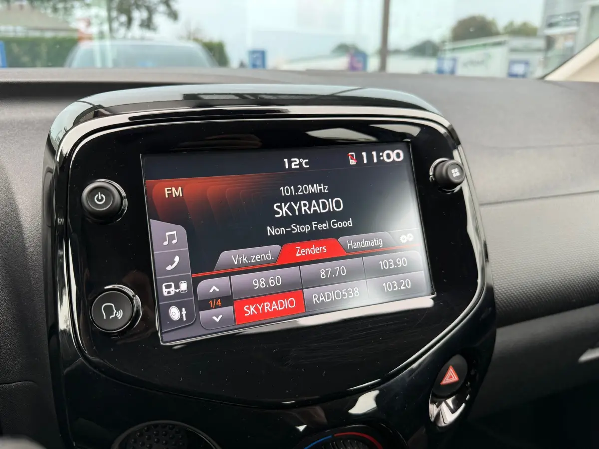 1.0 VTi Shine - Airco - Media Android/Apple - 15"LMV - Org.NL