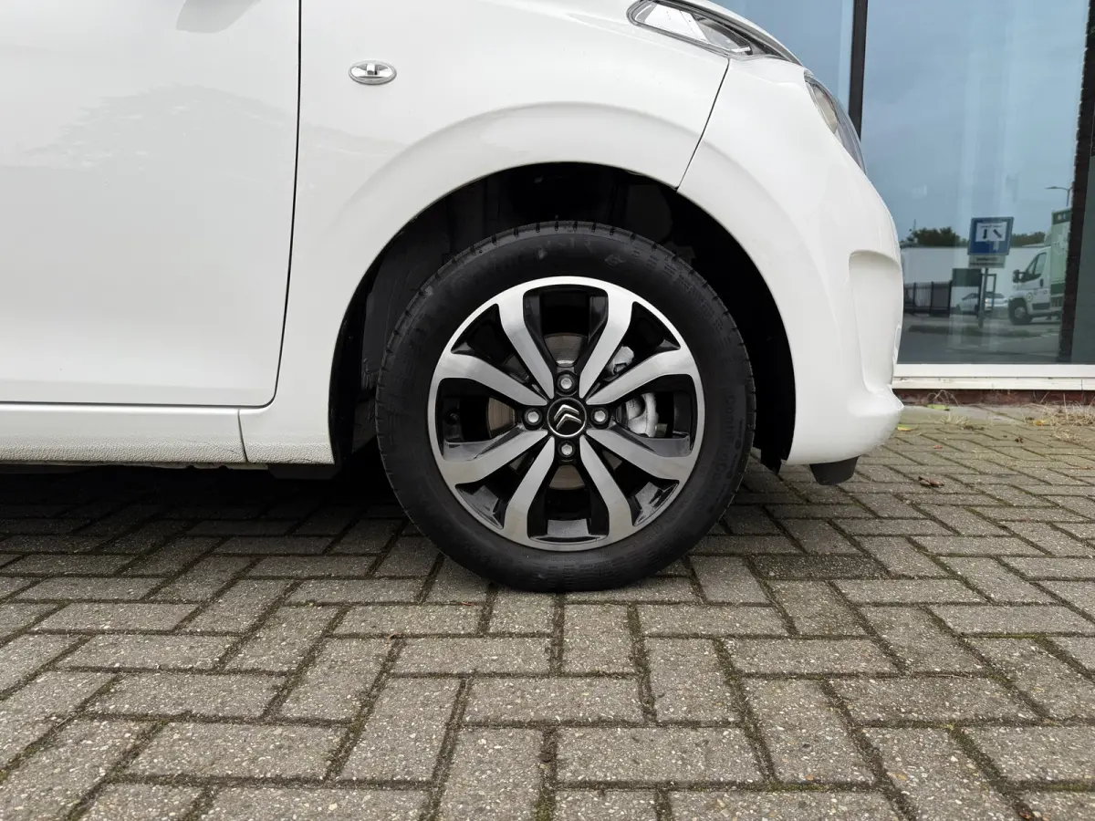 1.0 VTi Shine - Airco - Media Android/Apple - 15"LMV - Org.NL