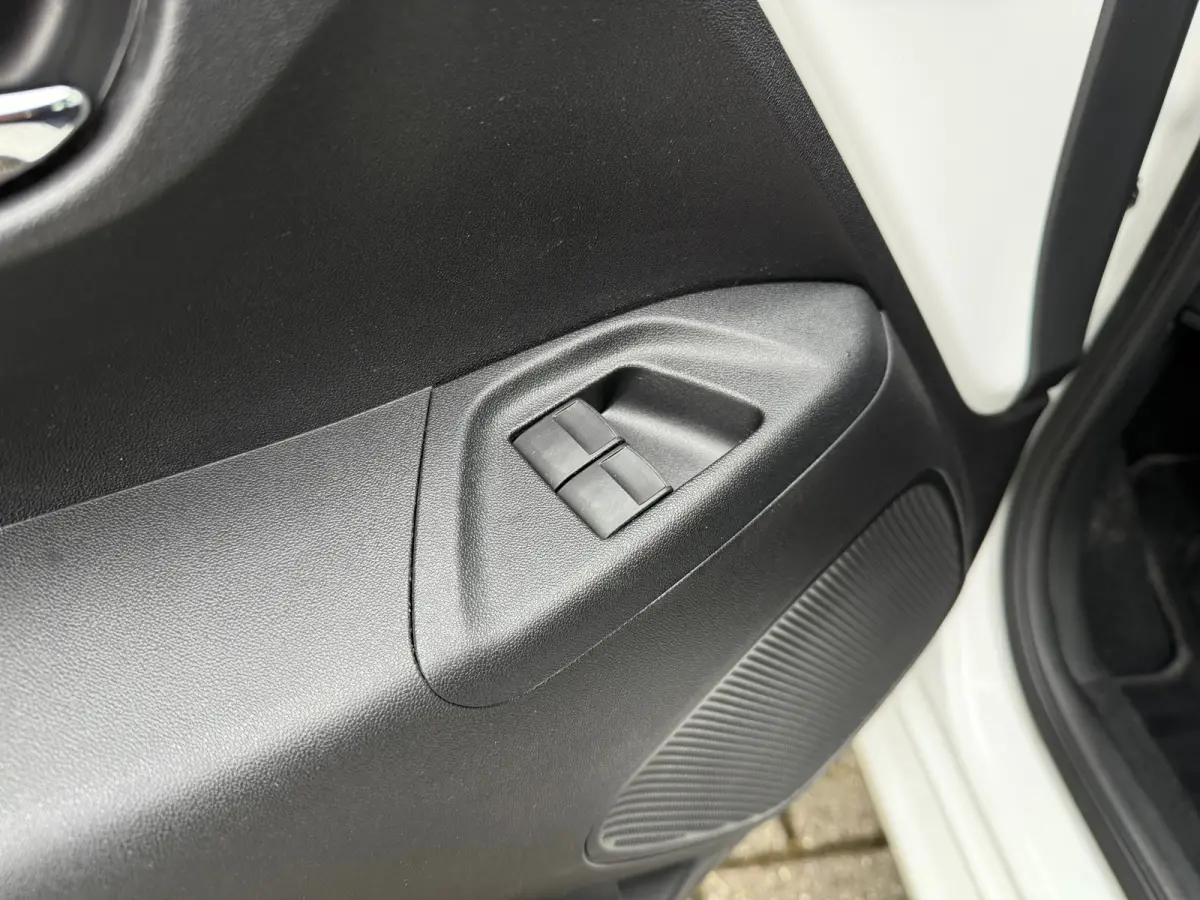 1.0 VTi Shine - Airco - Media Android/Apple - 15"LMV - Org.NL